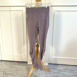Lululemon light purple-gray scrunch leggings size 6. Comfy and lightly worn!